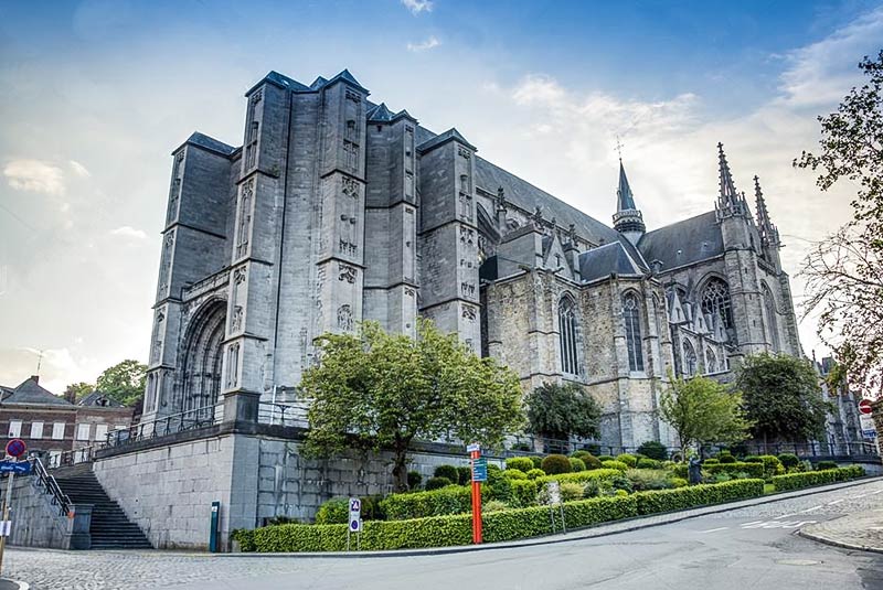 تاریخ کلیسا سنت والترود در مونس بلژیک