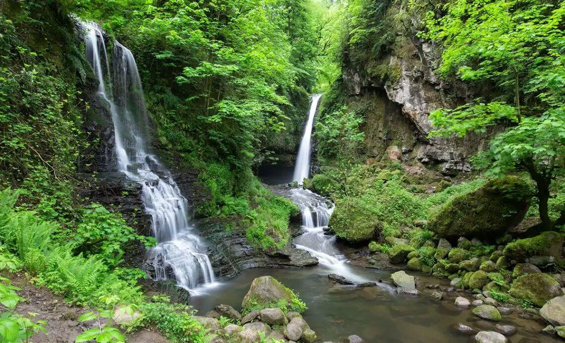 آبشار زمرد ، نگینی در دل جنگل های زیبای حویق