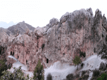 غار سنگی حسین کوهکن از جاذبه های دیدنی بانه ور