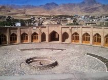 کاروانسرای تاج آباد ، از کاروانسراهای مدور ایران
