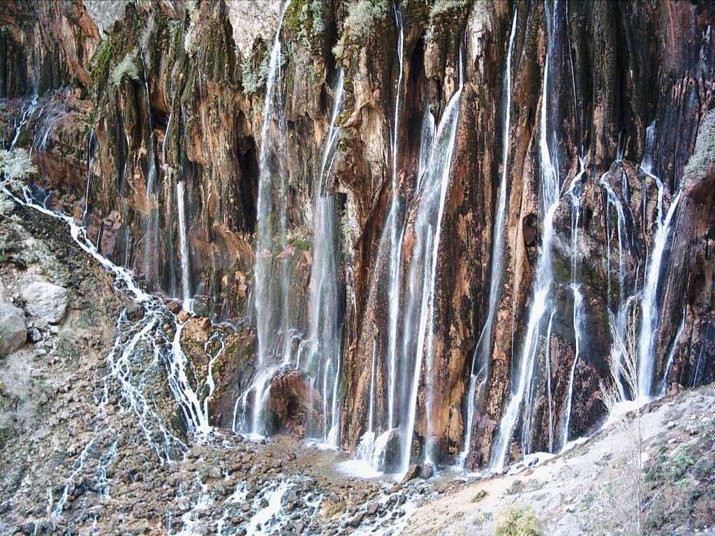 آبشار مورزیان از جاذبه های طبیعی استان فارس