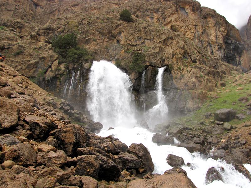 آبشار چکان یکی از آبشارهای زیبای لرستان