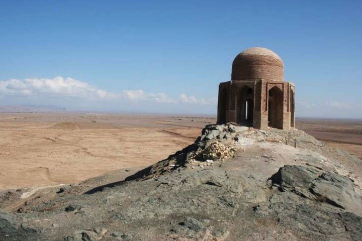 آرامگاه شاه فیروز ، یکی از بناهای تاریخی سیرجان