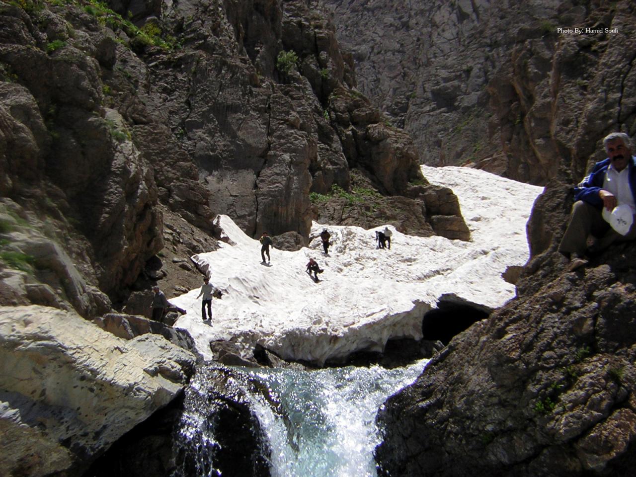 تونل برفی ازنا ، از زیباترین جاذبه های طبیعی و کوهستانی