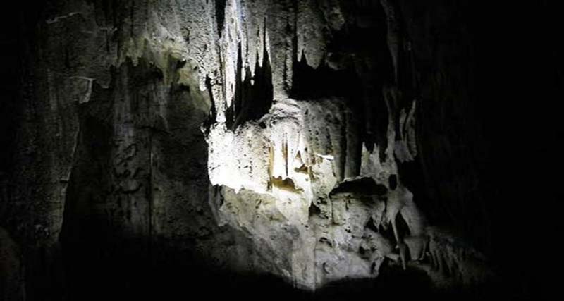 غار کوه گره خان آباد ، یکی از عمیق‌ترین چاه غار‌های طبیعی