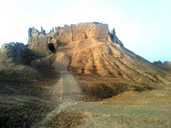 قلعه بمپور ، یکی از معروف ترین قلعه های باستانی کشور