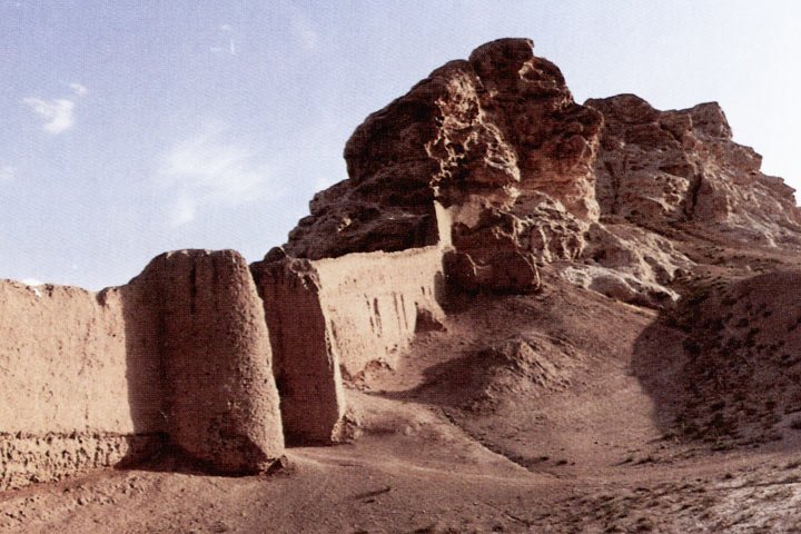 قلعه سنگ ، از بناهای تاریخی سیرجان