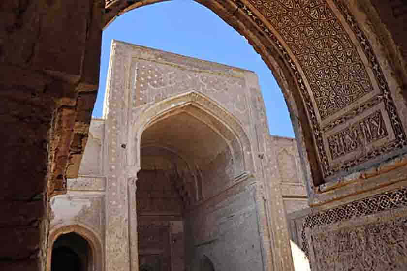 مسجد جامع فرومد ، مسجدی با نقوش اسلیمی، گیاهی و هندسی