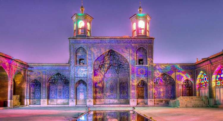 مسجد نصیرالملک یکی از دیدنی‌ترین و متفاوت‌ترین مساجد ایران