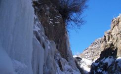 آبشار و قندیل های یخی آوستا در دامنه عظیم قله شاهوار