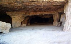 غار سنگ تراشان یکی از زیباترین جاذبه‌های طبیعی