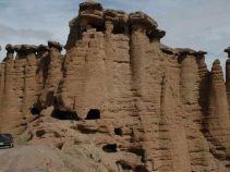 قلعه پیروز گت بر فراز یك تپه در دره تیس