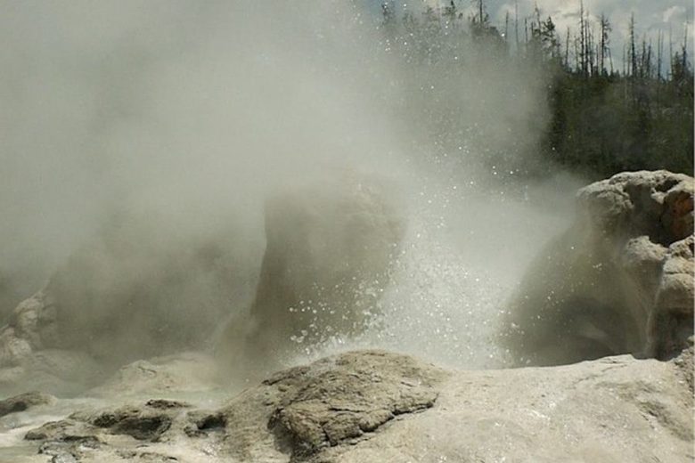 آبگرم شاهان گرماب یکی از منحصرترین چشمه های آبگرم جهان
