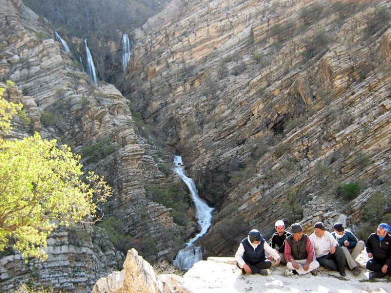 جاذبه زیبا و طبیعی آبشار طوف کما