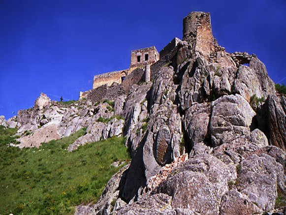 جاذبه گردشگری و تاریخی قلعه و دره پیغام