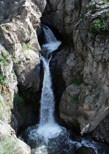 جاذبه گردشگری چشمه و آبشار گورگور آلوارس