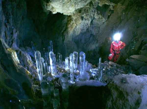 غار یخ مراد ، یکی از زیباترین غارهای استان تهران