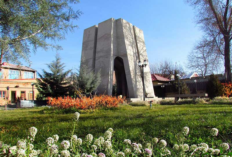 مقبره اوحدی مراغه‌ای ، از جاذبه های گردشگری و تاریخی مراغه