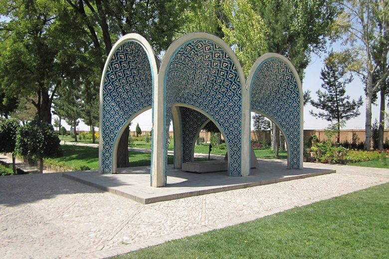 مقبره کمال الملک یکی از این بناهای ارزشمند نیشابور