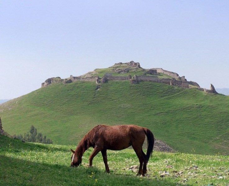 پشت قلعه آبدانان یادگاری از دوره ساسانیان