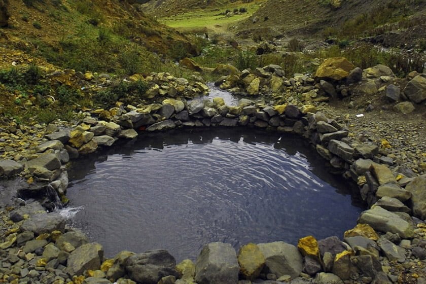 چشمه آب گرم اهرم از چشمه های معدنی برتر کشور