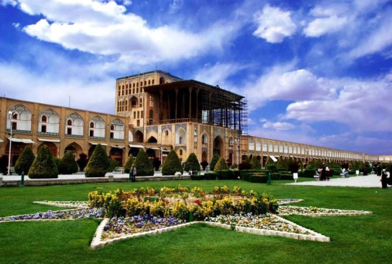 کاخ عالی‌ قاپو یکی از شاهکارهای معماری دوران صفوی