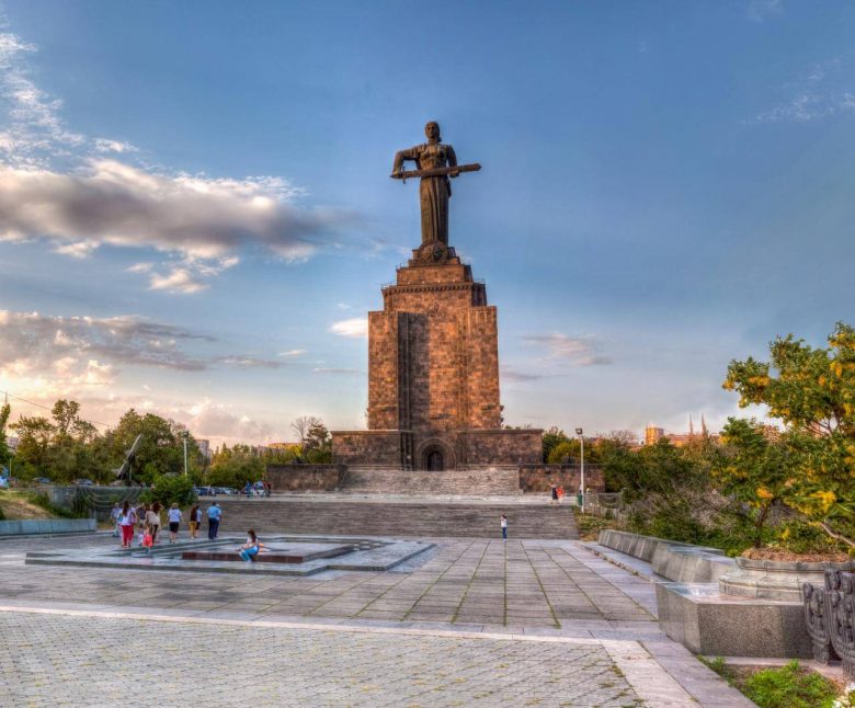 مجسمه مادر ارمنستان ، ایروان
