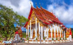 معبد وات چالونگ ، یکی از مکان‌های توریستی تایلند