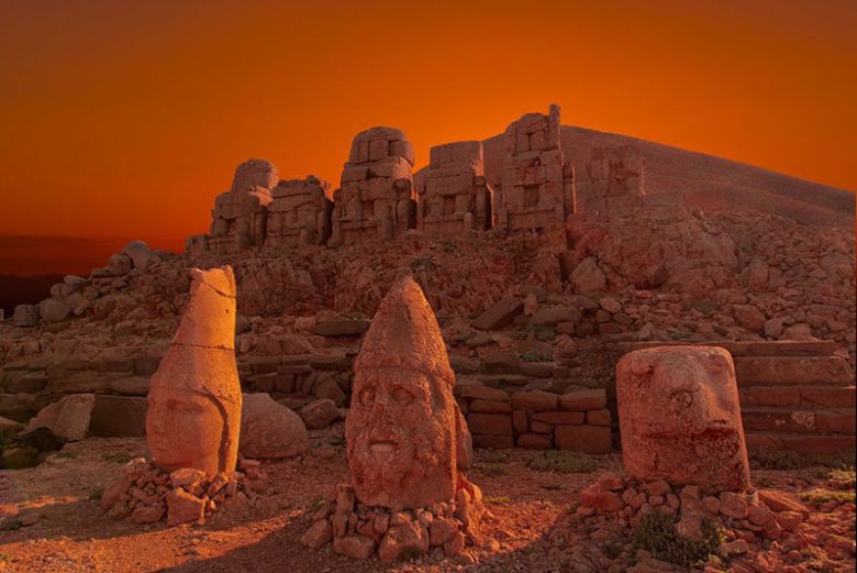 کوه زیبا و تاریخی نمرود در ترکیه