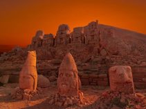 کوه زیبا و تاریخی نمرود در ترکیه