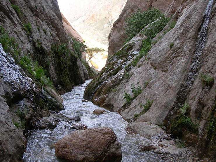 آبشار ایزی اسفراین برآمده از دل صخره های سنگی 