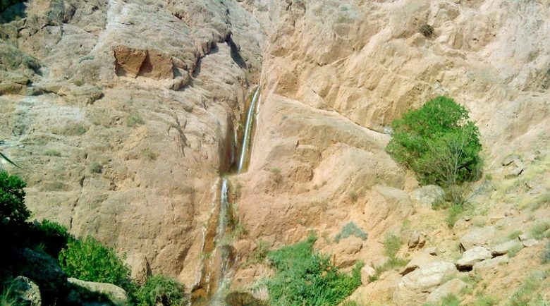 آبشار ایزی اسفراین برآمده از دل صخره های سنگی 