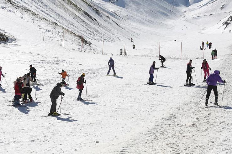 پیست اسکی شیرباد مشهد واقع در بلندترین قله استان