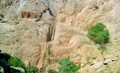 آبشار ایزی اسفراین برآمده از دل صخره های سنگی
