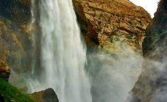 آبشار کرودیکن لردگان واقع در بلندترین استان ایران