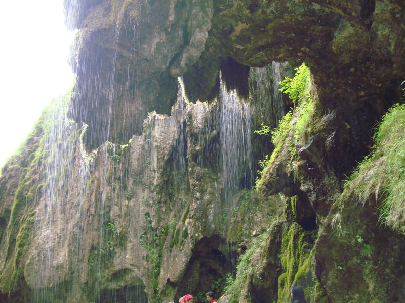 آبشار باران کوه گلستان از زیبا ترین آبشار های خزه ای ایران