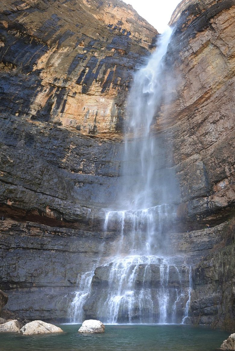 آبشار تارم نی ریز بزرگترین آبشار فصلی خاورمیانه