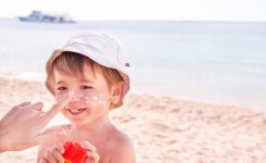 لباس های محافظ کودکان در ساحل در برابر آفتاب