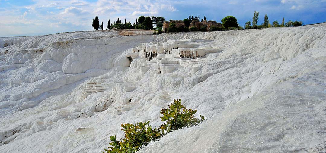 چشمه آب‌ شور پاموکاله، مشهورترین حمام‌ آب‌معدنی در کشور ترکیه
