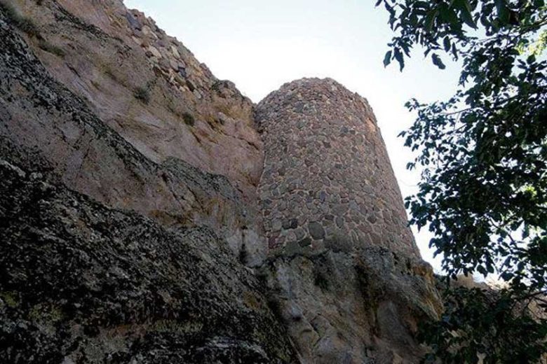 منطقه ی تاریخی و زیبای قلعه سنگی میانه