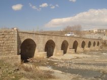جاذبه ی دیدنی و تاریخی پل دو قوز گوز یا پل کسیان