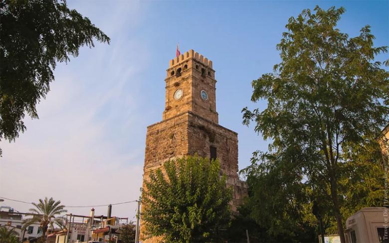 جاذبه باستانی برج ساعت در آنتالیا 