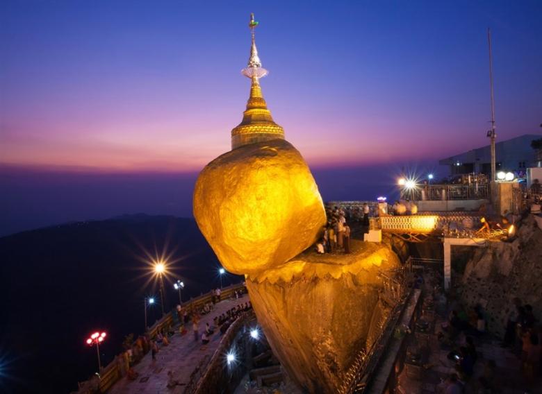 جاذبه شگفت انگیز معبد صخره طلایی در مون | میانمار