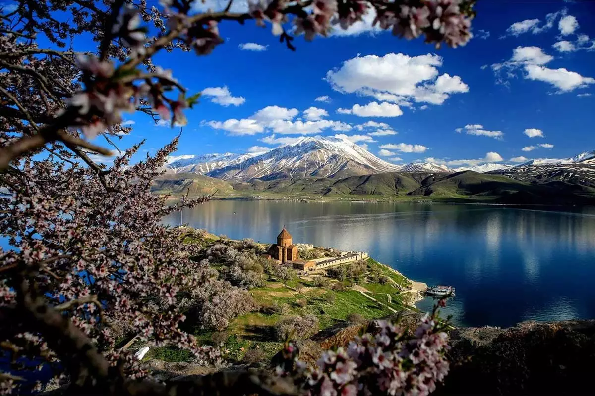 خصوصیات دریاچه وان در ترکیه را بیشتر بشناسید!