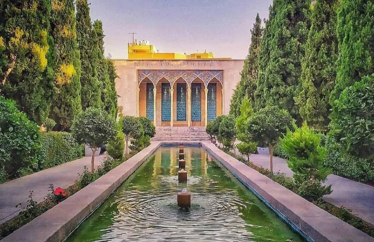 آرامگاه صائب تبریزی | از جاذبه های دیدنی اصفهان