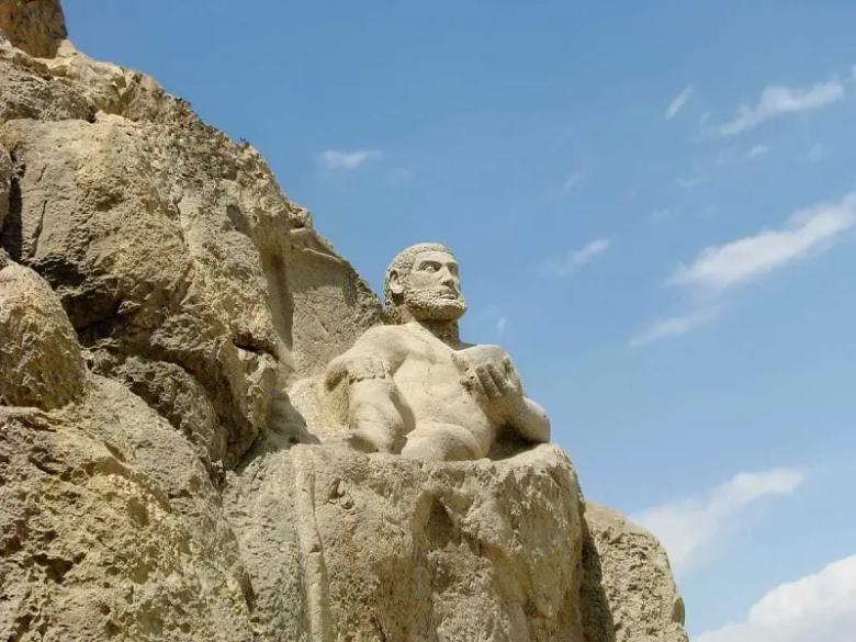 جاذبه تاریخی مجسمه هرکول کرمانشاه