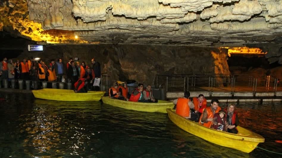 استالاکتیت‌ها و استالاگمیت‌های شگفت‌انگیز داخل غار