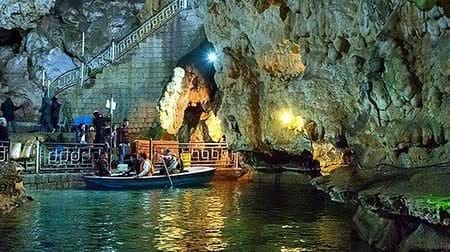 انعکاس دیواره‌های آهکی در آب‌های تاریک غار