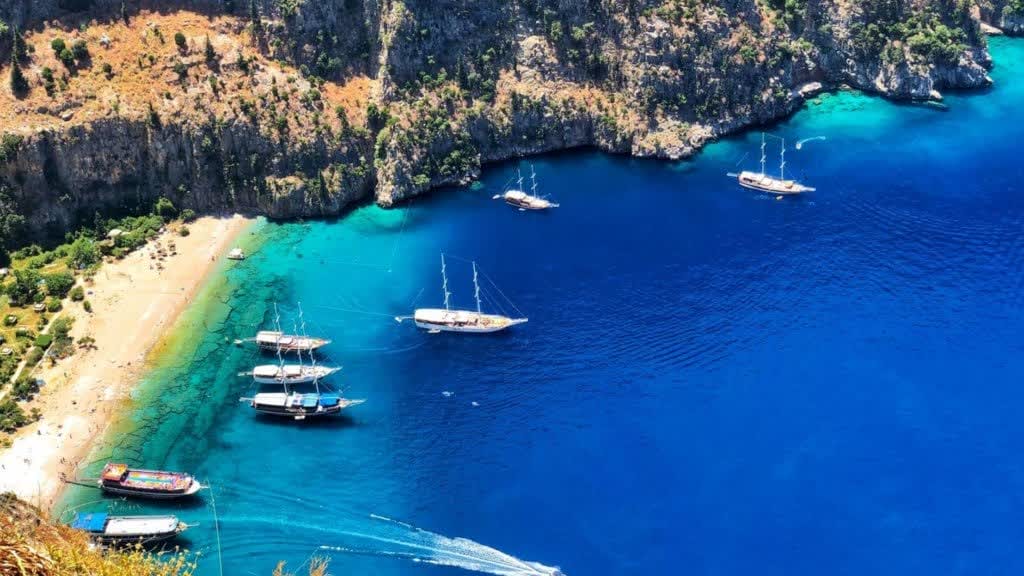 قایق‌های تفریحی در ساحل دره پروانه‌ها