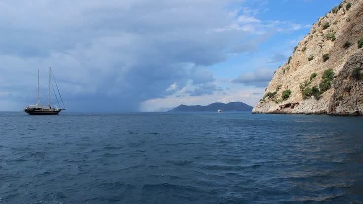 چادرهای کمپینگ در ساحل دره پروانه‌ها